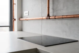 Tuyau de gaz en cuivre le long du mur d'une cuisine moderne